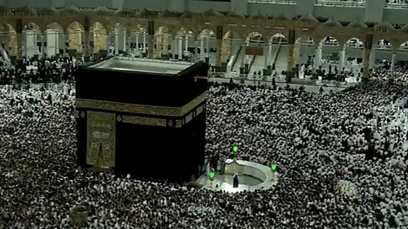 بالفيديو.. امتلاء صحن الطواف بالمعتمرين في مشهد مقدس ومهيب