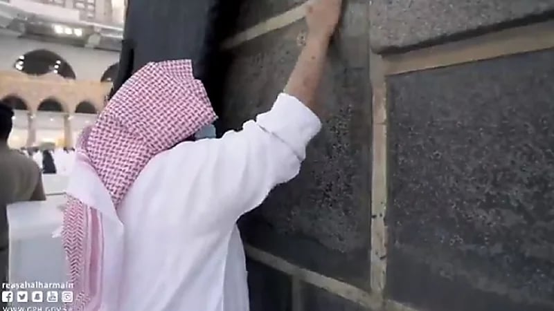 بالفيديو.. تطيب الكعبة المشرفة بأفخر أنواع العود