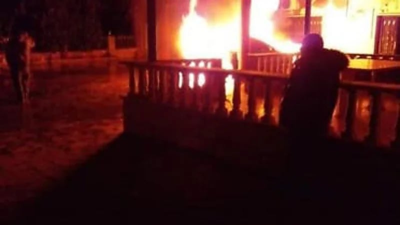 بالفيديو.. شاب يمطر منزل حبيبته بالقنابل بعد رفض الزواج منه