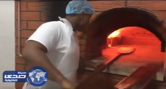 بالفيديو.. طالب يعمل «خبازا» بأحد الأفران لتوفير نفقاته الجامعية