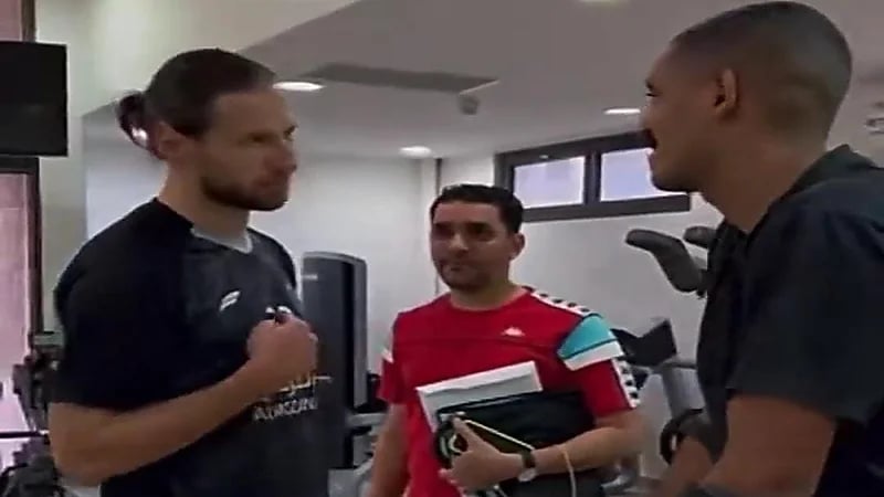 كريتشوفياك يمازح القرني :" جبت لنفسك الإصابة لأنك خايف من بولندا "