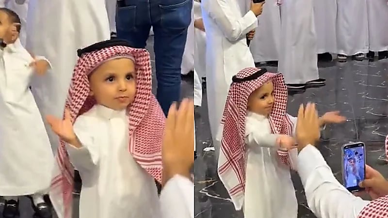 طفل صغير يرقص بطريقة عفوية بين الرجال ويثير الأنظار .. فيديو