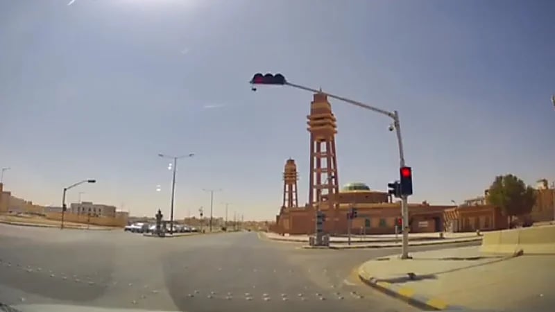 فتاة تتصل على شقيقها : عادي أروح يمين من عند الإشارة ولا لا .. فيديو