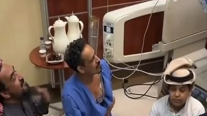 بالفيديو.. مريض يحول غرفته لمأدبة طعام