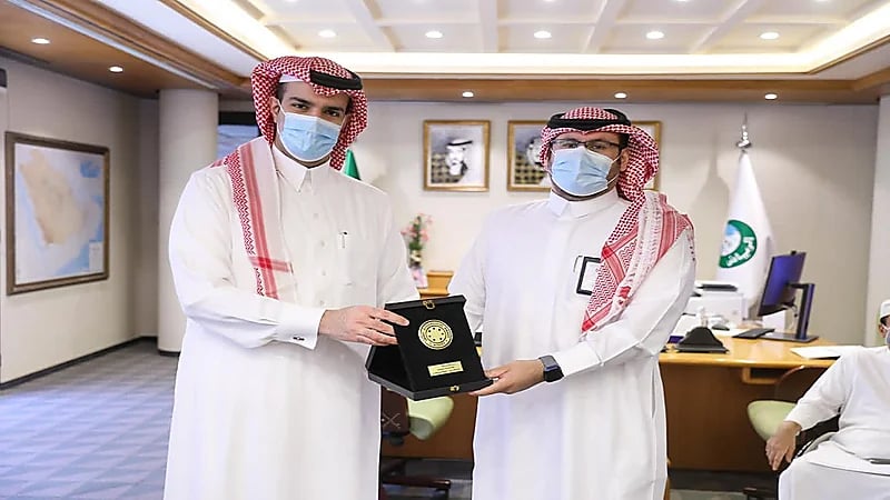 أمين منطقة الرياض يكرم الإدارات الفائزة بدرع الحكومة الذكية