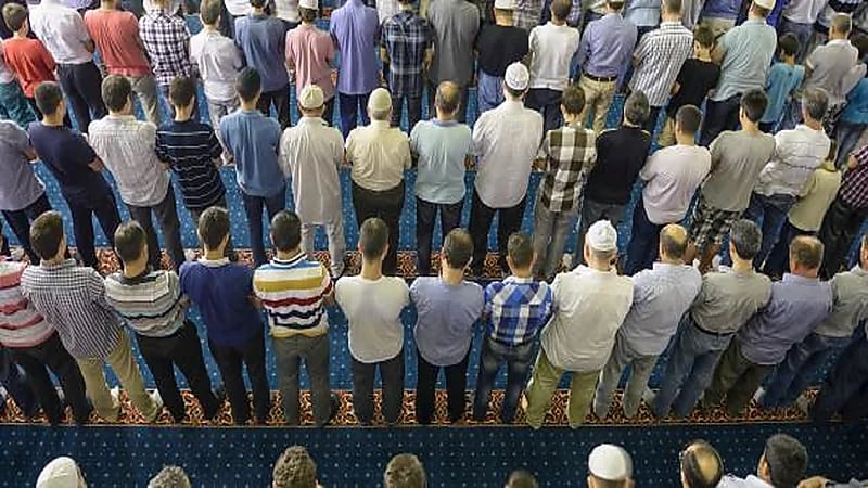 بالصور.. هروب مصلين أثناء صلاة التراويح في أحد المساجد المصرية