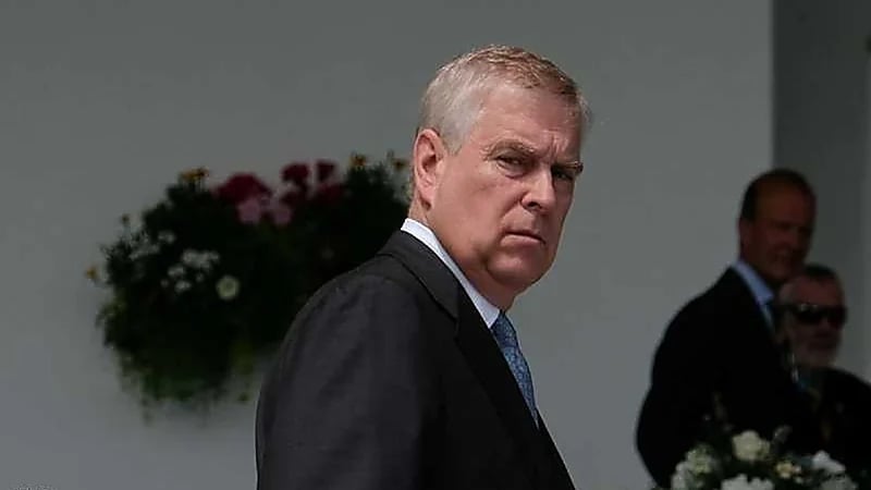 طرد الأمير أندرو من قصر باكنجهام بعد فضيحة تورط بها