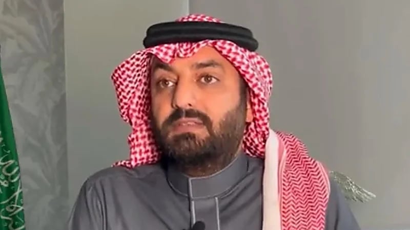 محامٍ: هتافات الجماهير على اللاعبين جريمة يحال صاحبها إلى المحكمة الجزائية (فيديو)
