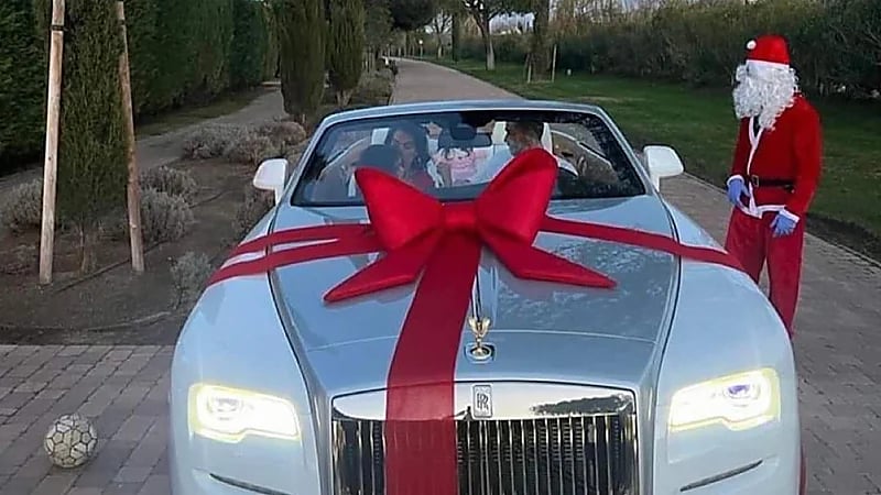 بالفيديو.. جورجينا تفاجئ رونالدو بسيارة جديدة من نوع رويس رويس آخر طراز