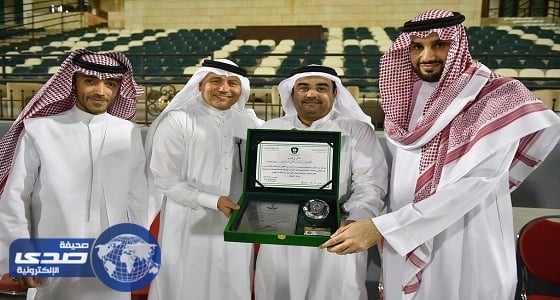 المرزوقي يقدم العضوية الشرفية لـ " الشرقاوي والقحطاني "