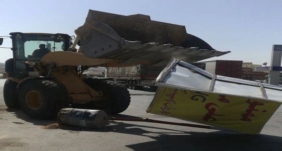 بالصور.. رفع مخلفات البناء واللوحات الدعائية العشوائية بالطائف