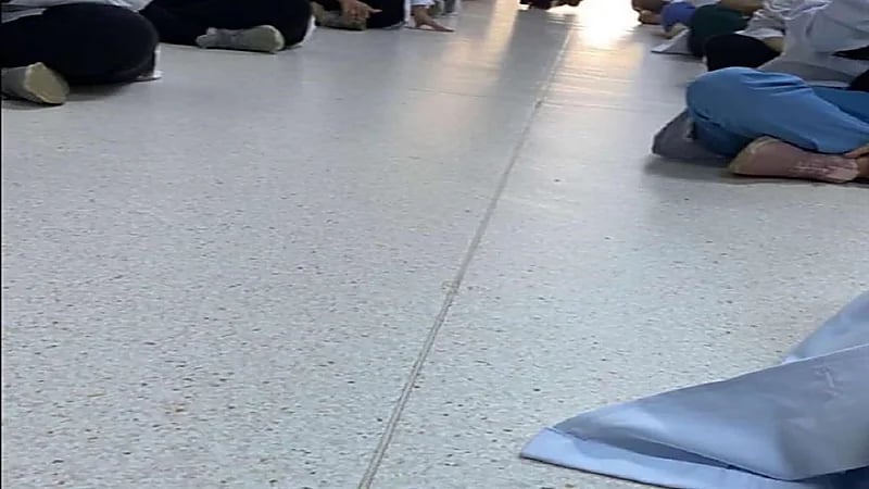 التحقيق في واقعة الطالبات اللاتي تؤدين الإختبارات جلوساً على الأرض بجامعة جازان