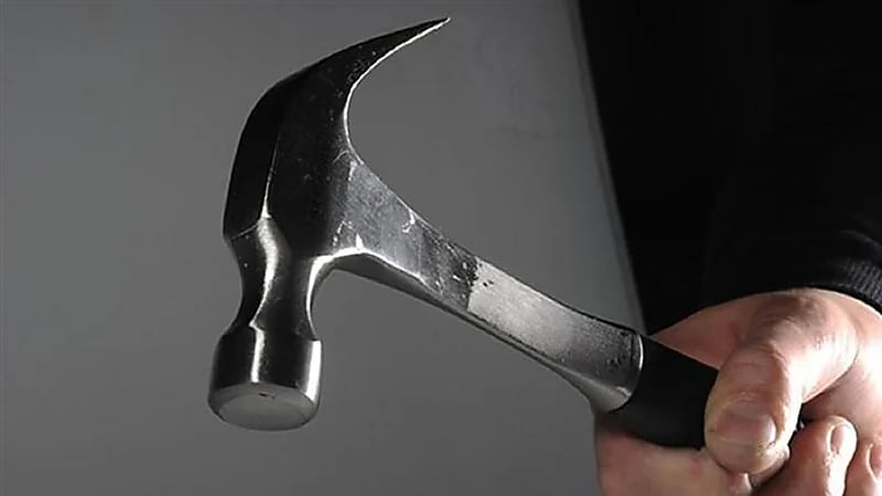 مريض يهشم رأس زوجته بـ"شاكوش"