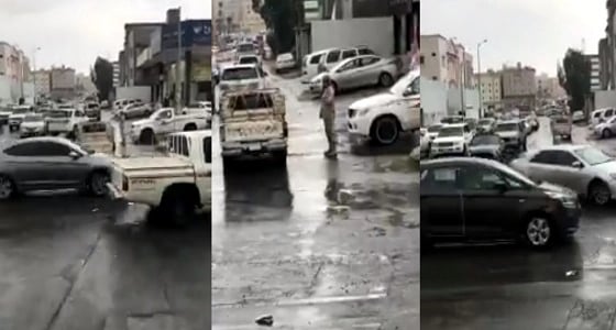 بالفيديو.. أحد أبطال الحد الجنوبي يحل الاختناق المروري