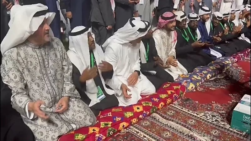 بالفيديو.. وزير الرياضة ورئيس هيئة الفروسية يؤديان "السامري"