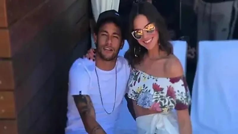 صديقة نيمار السابقة تغازل لاعب فلامنغو