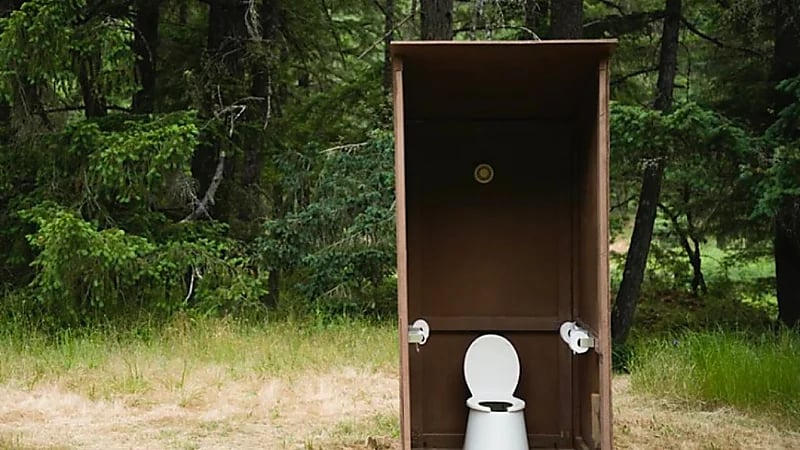 هاتف محمول يتسبب بسقوط صاحبته في المرحاض