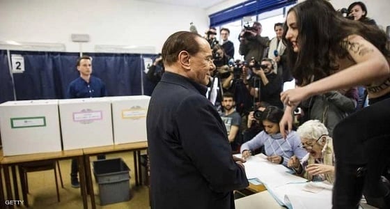 ناشطة عارية تضع مسؤول إيطالي في موقف محرج