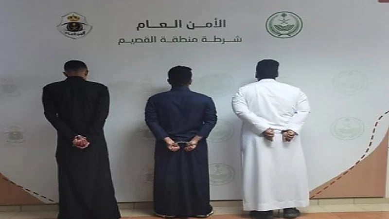 ضبط 3 أشخاص تباهوا بدخولهم مرفقًا عامًا بدراجة نارية