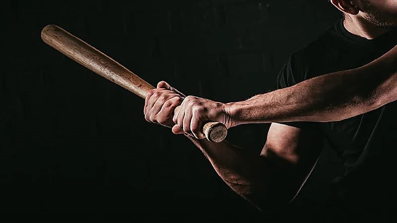 مدير عربي يتعرض للضرب والسرقة بسبب "صورة امرأة"