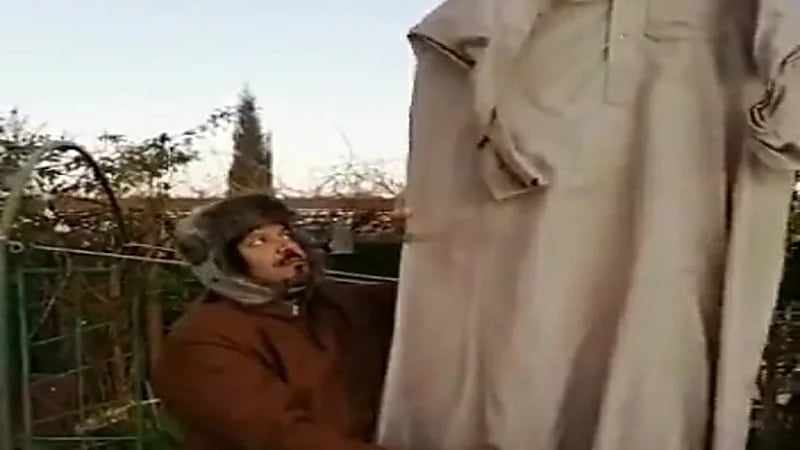 شاهد.. تجمد ثوب مزارع بسبب شدة البرودة في طبرجل