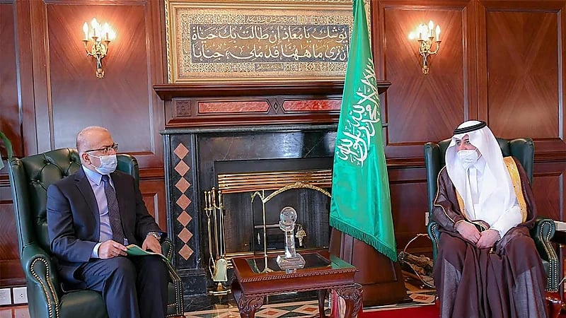 أمير تبوك يستقبل سفير باكستان لدى المملكة