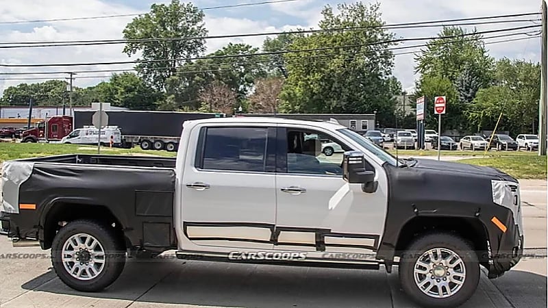 بالصور .. الكشف عن شيفروليه سلفرادو HD 2024 أثناء اختبارها في الطرق العامة