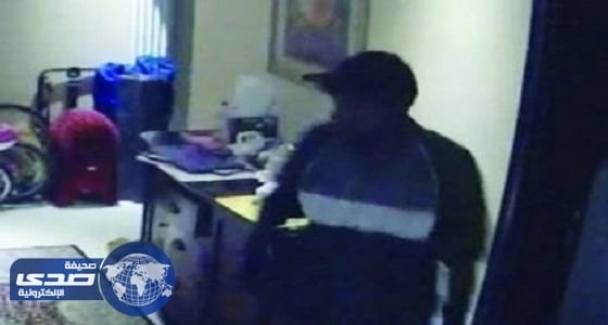قميص رياضي يفضح لص تخصص في سرقة المنازل في جدة
