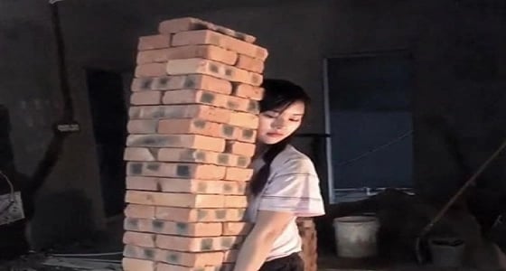 بالصور.. فتاة حسناء تخوض غمار وظيفة قاسية لكسب الأموال