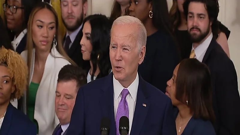 فتاة تتعرض للإغماء أثناء إلقاء بايدن كلمته بالبيت الأبيض.. فيديو