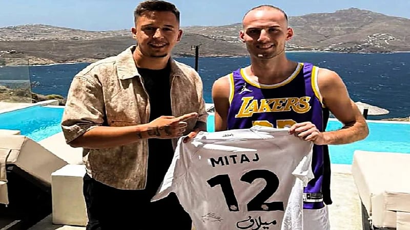 ميتاي يظهر بقميص الليكرز ويهدي معجبًا قميص الاتحاد .. صور