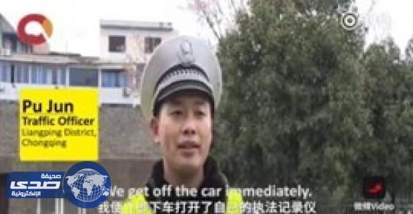 بالفيديو..صينية تٌلقي الاموال بالشارع ..والسبب مزاج سيئ !