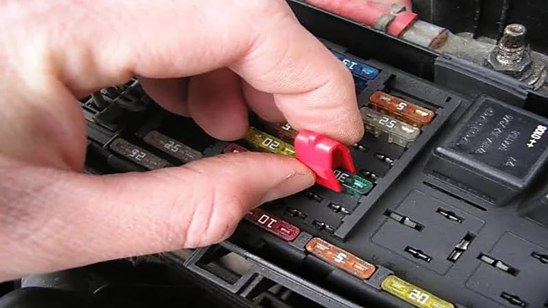 طريقة تغيير "الفيوزات" التالفة بالسيارة