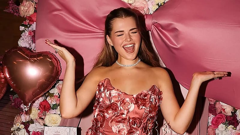 أليونا تخطف الأنظار بإطلالة أنثوية مثيرة في عيد ميلادها .. صور