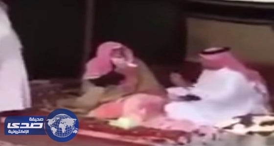 بالفيديو.. مسن يبكي فرحا لقبول أمير حائل دعوته لحضور وليمة