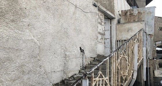 ناحر بناته بمكة يمثل جريمته في موقع الحادث