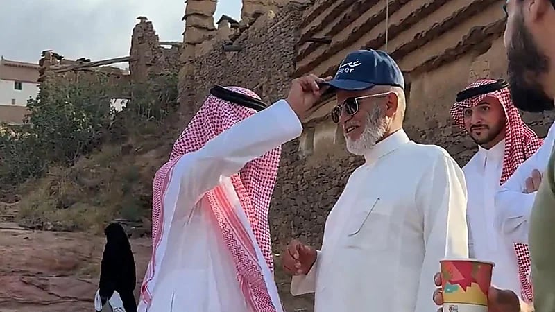 صدفة لا تُنسى .. سياح يعبرون عن سعادتهم بلقاء وزير السياحة في عسير.. فيديو