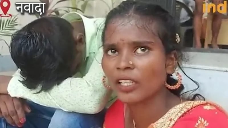 شاهد.. فتاة تلاحق شابا داخل أحد الأسواق وتجبره على الزواج منها 