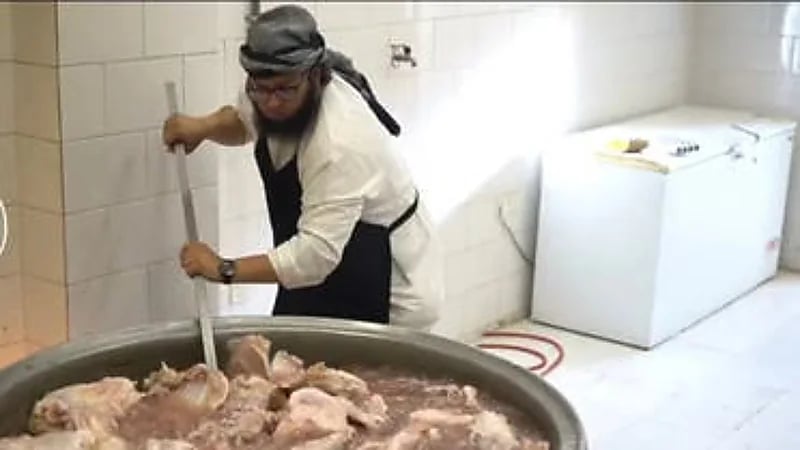طاه يصنع الطعام لآلاف الحجاج في وجبة واحدة
