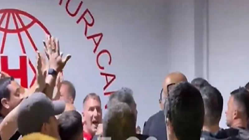 لاعبون يحاولون اقتحام غرفة الحكم بسبب ركلة جزاء .. فيديو