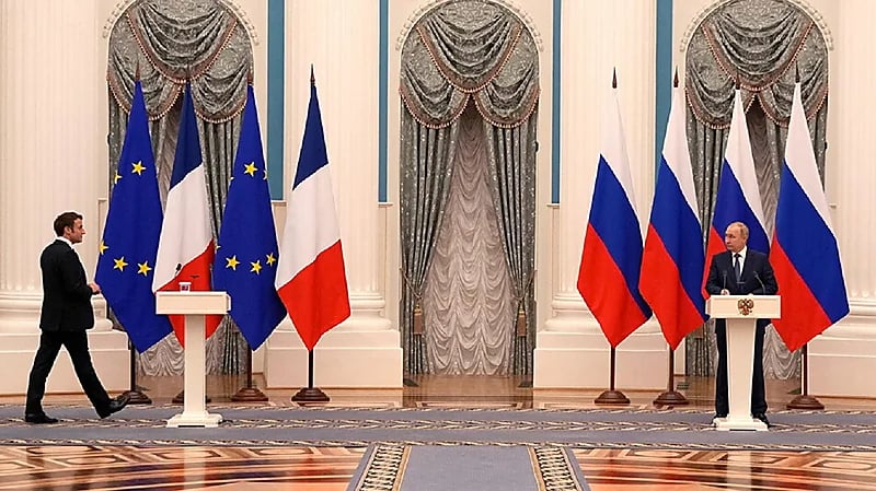 فيديو.. بوتين يهين ماكرون أمام العالم