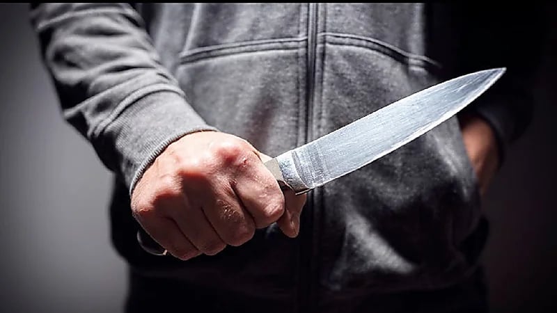 مشرد يحاول نحر عنق امرأة دعته للاستحمام