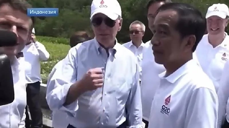 شاهد .. بايدن مندهش من عضلات مصور: إنها أكبر من رأسي