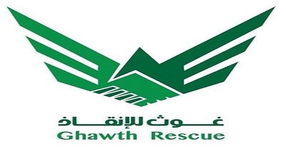 بالصور.. فريق " غوث " ينقذ سيارة عالقة بالرمال