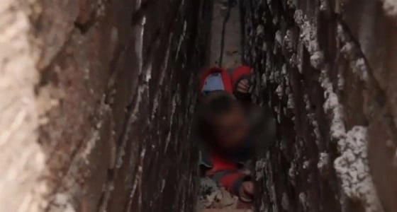 بالفيديو.. رجال الإنقاذ تخلص طفل علق بين بنايتين