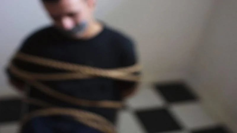 أسرة تحتجز زوج ابنتهم لرفضه التنازل عن شقة الزوجية