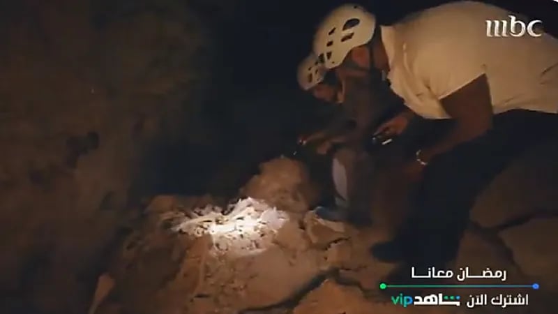 شاهد.. " الشقيري " يعثر على عظام وجمجة محنطة داخل كهف