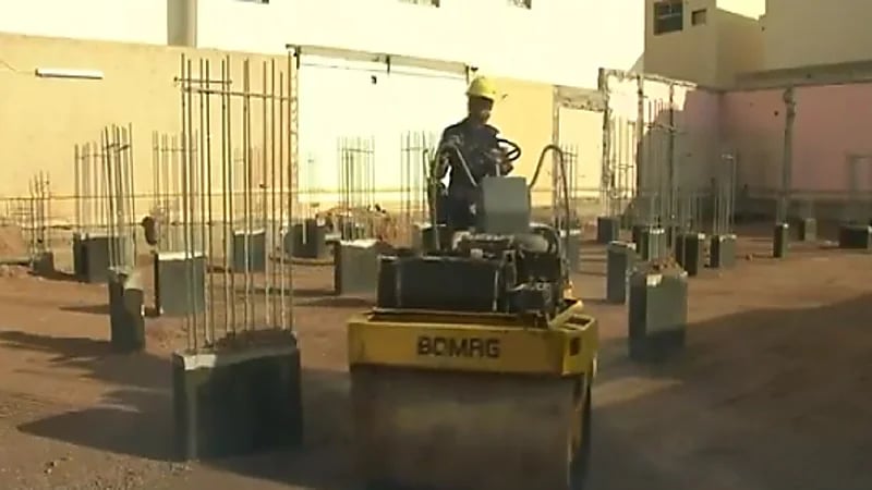 بالفيديو.. شباب سعوديون يتحدون الظروف القاسية ويشيدون المنازل بأيديهم