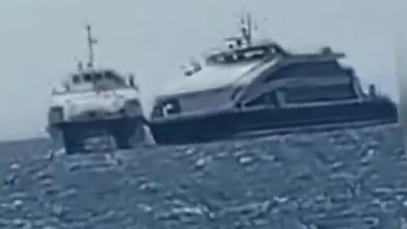 ركاب سفينة تركية يعيشون لحظات عصيبة وسط البحر بعد اصطدامها بصخرة.. فيديو