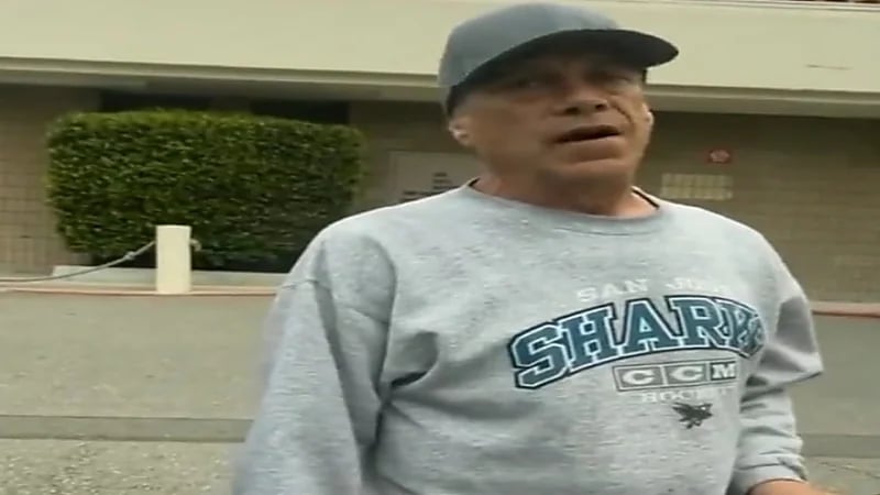 شاهد.. رجل يسرق البنزين من سيارة شخص آخر لسبب غريب